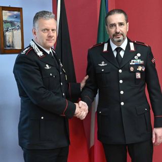 Il colonello Livio Propato accoglie il maresciallo maggiore  Roberto Nossein al comando della Stazione