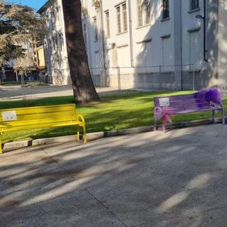Ad Aosta le panchine gialla e viola per sensibilizzare su fibromialgia ed endometriosi
