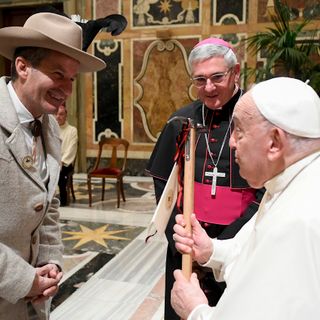 Il presidente delle Guide alpine valdostane, Ezio Marlier, dona insieme al Vescovo Franco Lovignana la piccozza a Papa Francesco