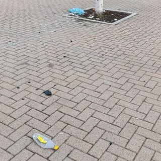 Quanti rifiuti 'parcheggiati' tra la Cidac e la partenza della funivia per Pila