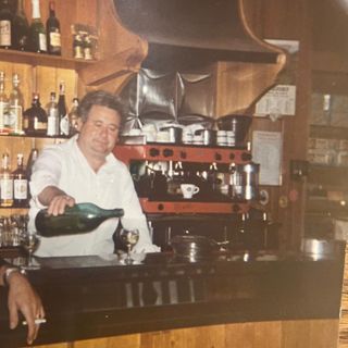 Domenico Pascarella dietro il bancone del Bar de la Vallée nel 1975