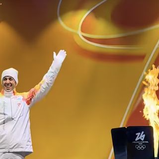 Con l'accensione nel braciere, Federico Pellegrino ha concluso il passaggio della Fiaccola da Punta Helbronner ad Aosta (cliccare sulla foto per avviare la gallery; photo credit Ezio Cairoli, Paolo Fabris e RAVA)