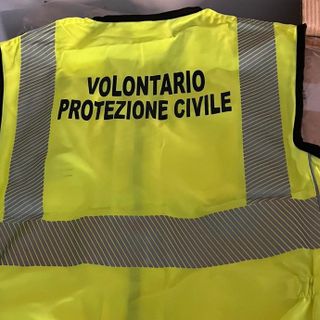 Giubbotti della Protezione civile rubati; i carabinieri li ritrovano nel cantiere della ferrovia Aosta-Ivrea, denunciato un operaio per ricettazione