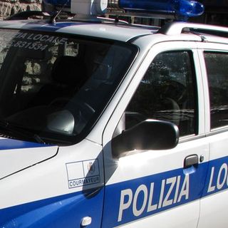 Courmayeur, rifiuti accanto ai cassonetti; multa da mille euro a un ristoratore