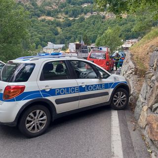 Polizia locale di Valtournenche impegnata nei rilievi di un incidente