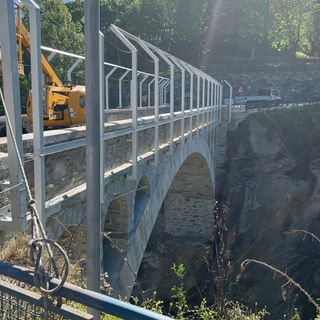 La posa dei pilastri al ponte di Introd