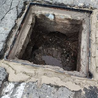 Aosta: cede pozzetto stradale, danneggiata un'auto