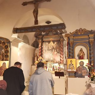 Il sacerdote officia la Divina liturgia del Martedì santo rivolto all'altare, come i fedeli