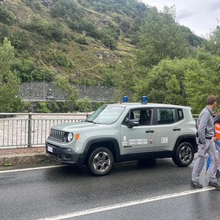 Il sindaco di Saint-Marcel, Andrea Bionaz, insieme a un agente forestale sul ponte che attraversa la Dora Baltea