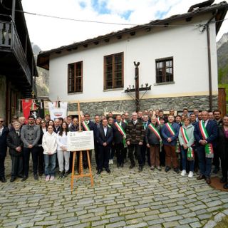La scopertura della targa lo scorso maggio a Rovenaud