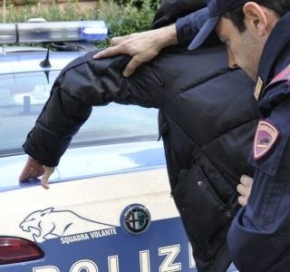 Resistenza e minacce a poliziotti e carabinieri, tre arresti ad Aosta e St-Vincent