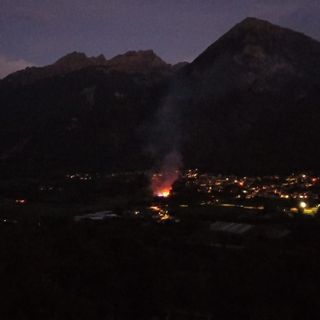 L'incendio del maneggio visto dalla collina di fronte