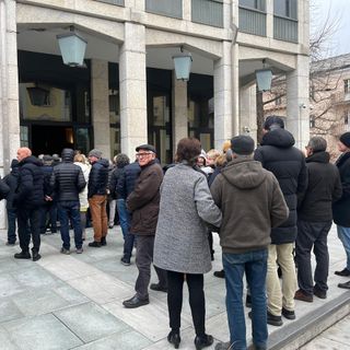 In fila per l'ultimo saluto ad Augusto Rollandin