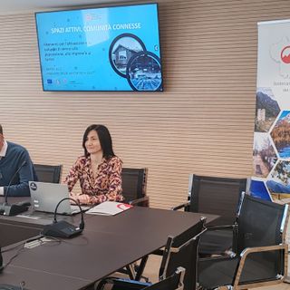 Da sn Camillo Rosset e Marta Anello durante l'illustrazione del bando