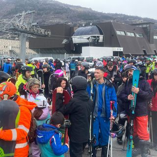 Non è Roccaraso 2024; oggi un fiume di persone alla partenza della funivia per Pila
