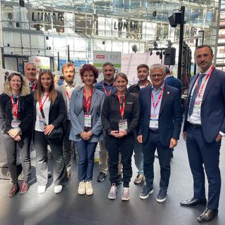 L'assessore Luigi Bertschy (secondo da dx) con i rappresentanti della Struttura regionale e con le start up: Coralie Pellisier e Valerio Falcicchio di RdItaly S.r.l., Pietro Baratella di Bilanciarsi S.r.l., Mariapaola La Caria di Openmind Travel S.r.l. e Sano Musab Hijazi di It’s Prodigy