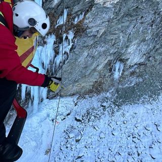 Valanga travolge cascatisti in Valnontey; un ferito