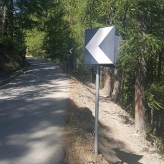 Una strada pubblica a Vetan