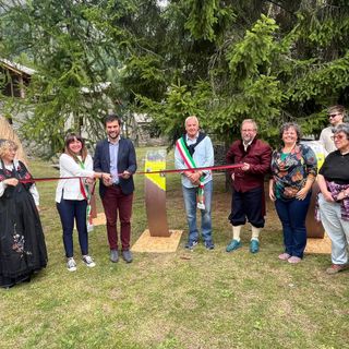 Al centro Alice Chanoux, Marco Carrel e Paolo Chanoux tagliano il nastro inaugurale del sentiero