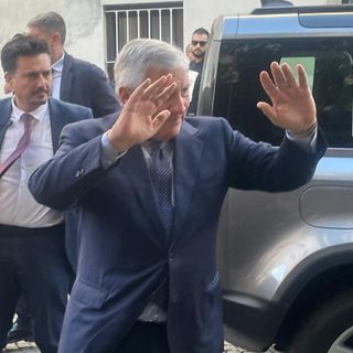 Antonio Tajani al suo arrivo al De la Ville