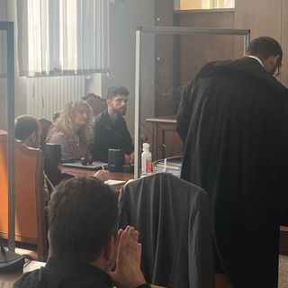 Il fratello di Auriane Laisne depone in aula; vicino a lui l'interprete