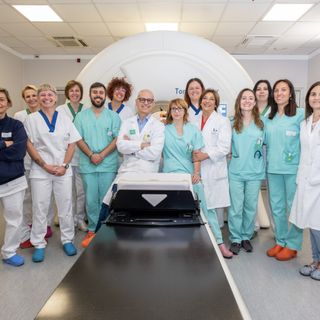 L'equipe di Radioterapia Oncologica davanti alla vecchia tomoterapia (al centro il dottor Munoz)