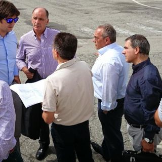 Augusto Rollandin (terzo da sn) nel 2015 insieme a tecnici regionali e delegati di Tesla all'Autoporto di Pollein