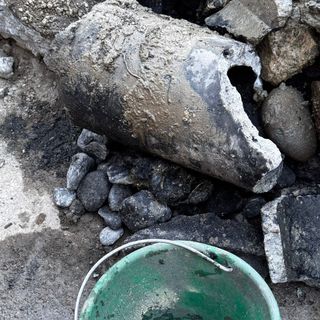 Aosta, nella fognatura che corre sotto via Monte Vodice anche un grosso pezzo di tubo