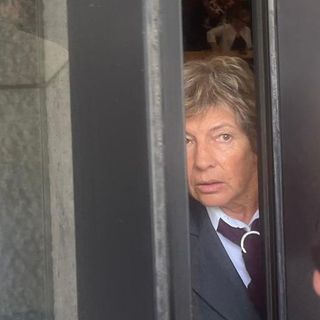 Un'usciera fa 'buona guardia' all'ingresso della saletta a Palazzo regionale durante una riunione urgente della maggioranza