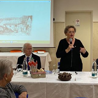 Mariagrazia Vacchina (al centro) durante una serata conviviale del Circolo