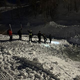 Maxi valanga sopra Gressoney; Sav, Forestale e Vigili del fuoco al lavoro