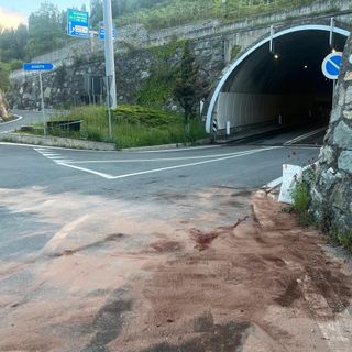 Gignod; auto esce di strada alla rotonda di Variney, un ferito