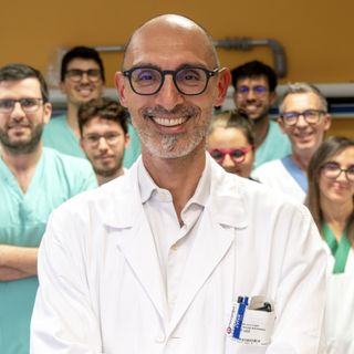 Il medico oculista Luca Ventre 'circondato' dalla sua équipe
