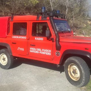 Vigili del fuoco e forestali in azione su incendio boschivo a Lillianes
