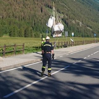 In continuo arrivo tramite elicottero anche viveri e beni essenziali per chi è rimasto in paese