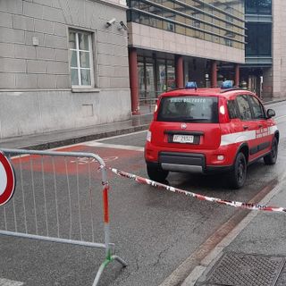 Pericolante la vetrata di una finestra, chiusa via Festaz lungo la Finaosta