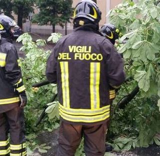 Raffiche di vento su Aosta; alberi caduti, coperture divelte e un'auto danneggiata