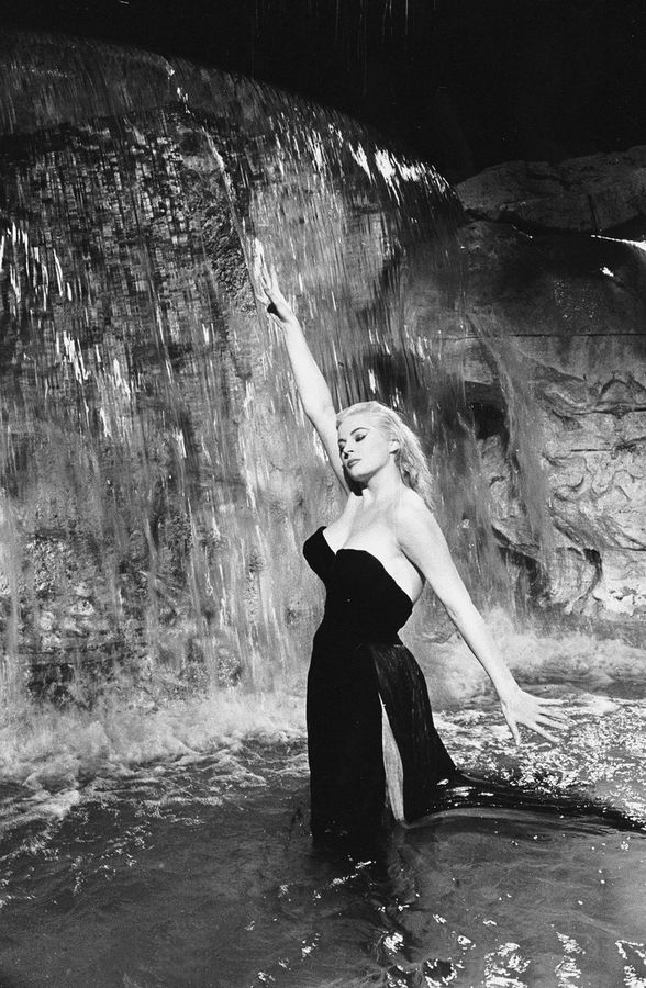 'Bagno nella fontana di Trevi'; fotogramma, 1960