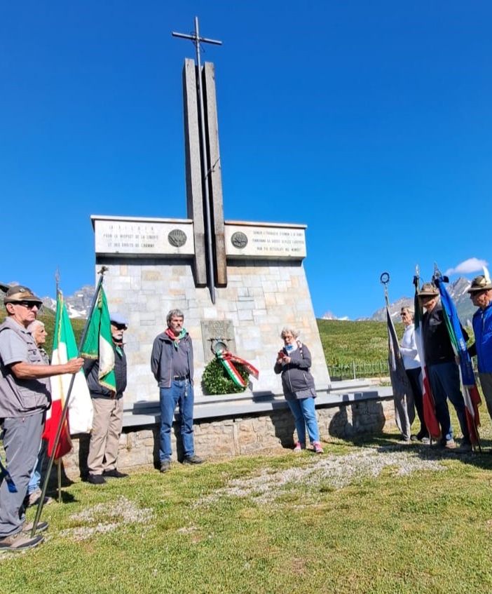 Soci dell'ANEI VdA al Monumento eretto al Colle del Piccolo San Bernardo per commemorare gli internati militari italiani e i Caduti nei campi di concentramento