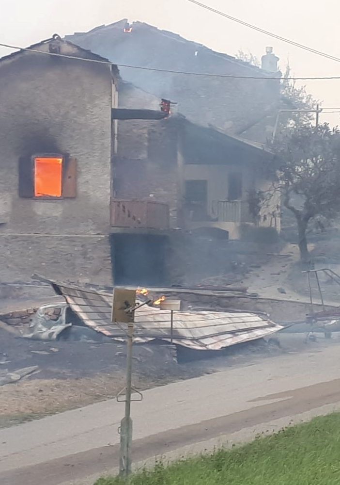 Un'abitazione coinvolta dalle fiamme (FB Edy Betemps