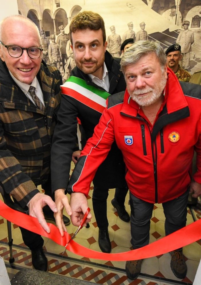 Taglio del nastro nella nuova sede dell'ufficio storico CRI a Chavonne