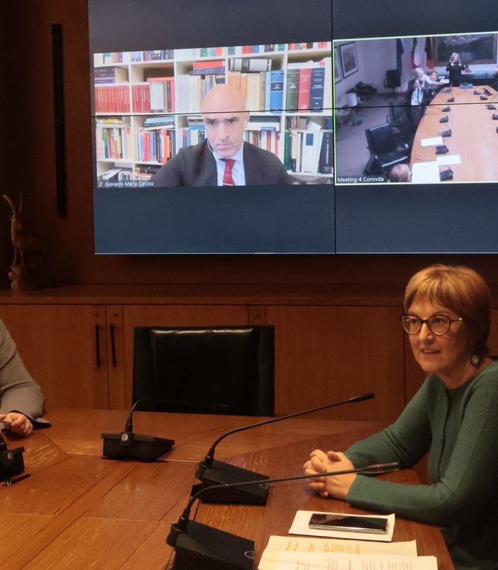 Erika Guichardaz, il professor Giovanni Maria Caruso in videocollegamento e Chiara Minelli