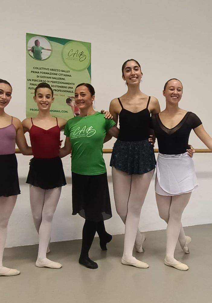 Da sn Serena Spano Maria Venuti Martina Antonia Condurro e Alice Susanna con al centro la maestra Stefania Pace
