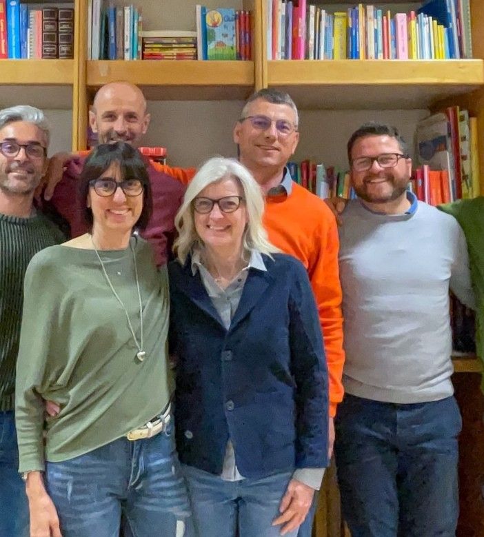 In alto da sn a dx Rassel Tresca consigliere, Italo Théodule tesoriere, Francesco Bonvicini vicepresidente, Jean Paul Tournoud presidente. In basso da sn a dx: Marcella Mantova segretaria e Alessandra Benzo consigliera
