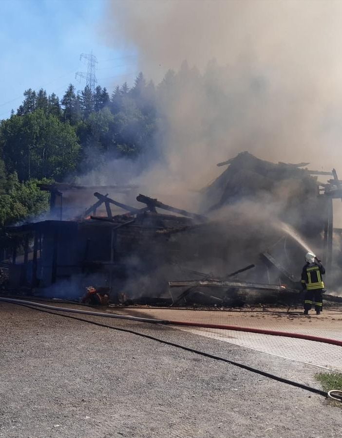 Forte incendio devasta casa e stalla in un'azienda agricola a Morgex