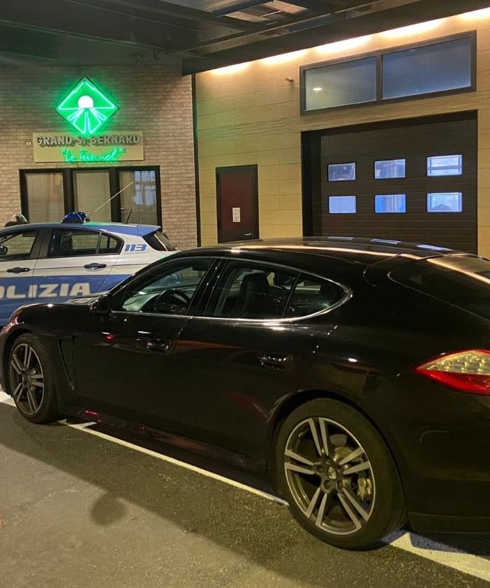 Fermato al traforo del G.S. Bernardo su una Porsche Panamera rubata