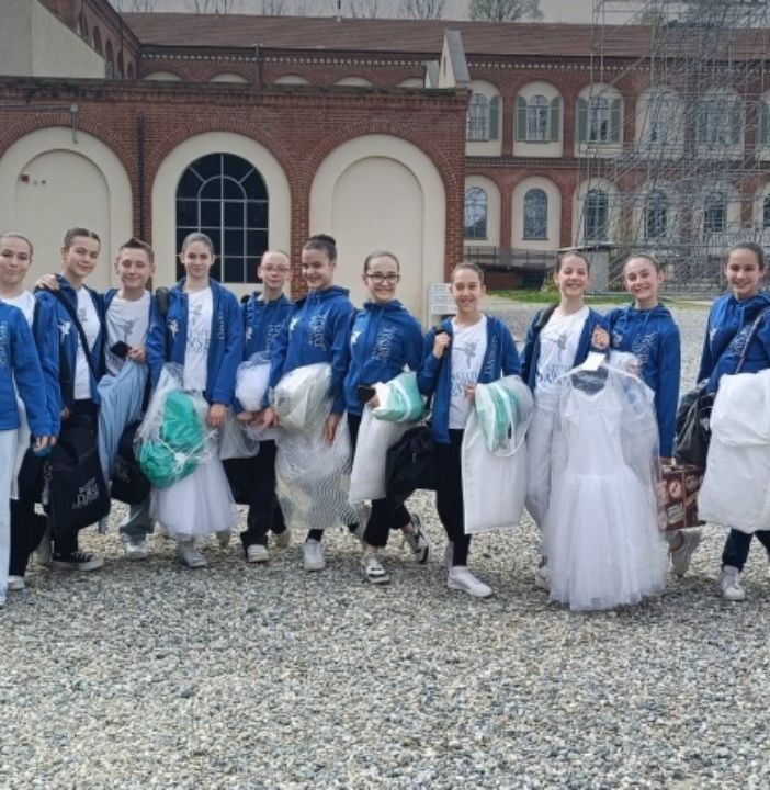 Foto di gruppo davanti alla Lavanderia a Vapore di Collegno