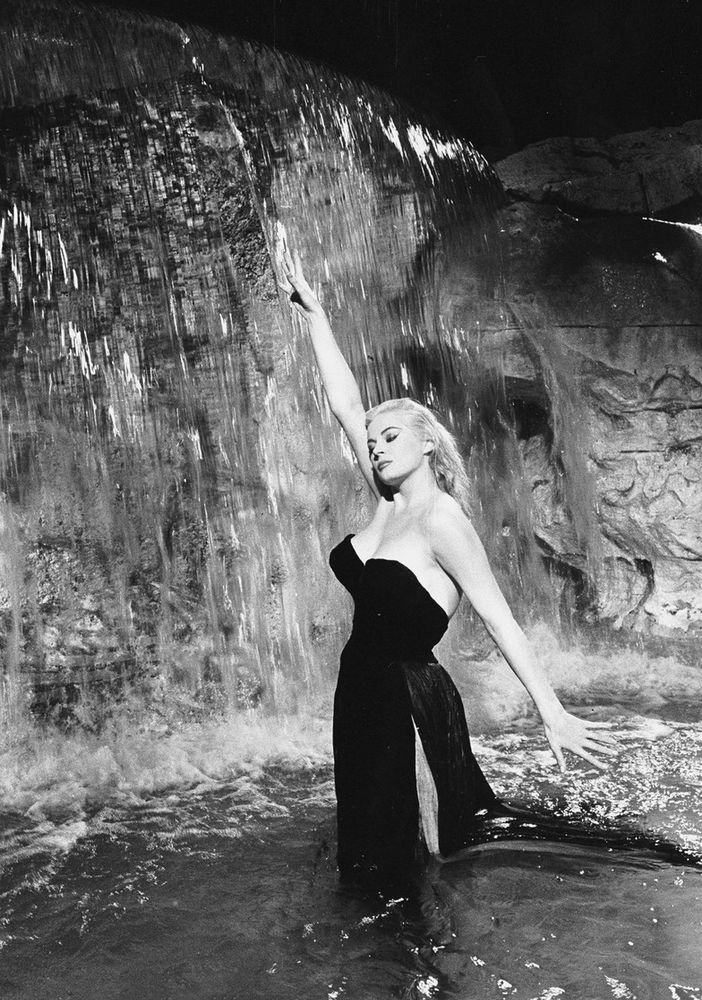 'Bagno nella fontana di Trevi'; fotogramma, 1960