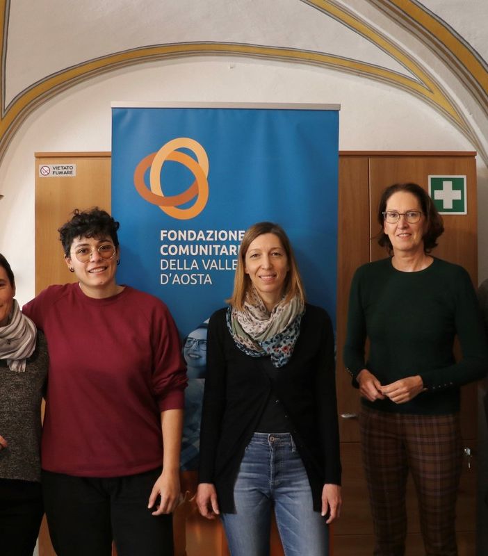 Da sn Patrik Vesan; Carol Roncali; la responsabile del servizio per la Cooperativa Noi&amp;gliAltri, Lucia Poli; la responsabile del servizio per la Cooperativa La Libellula, Paola Baccianella; Micol Laurencet e Diego Joyeusaz di Fondazione comunitaria Valle d’Aosta