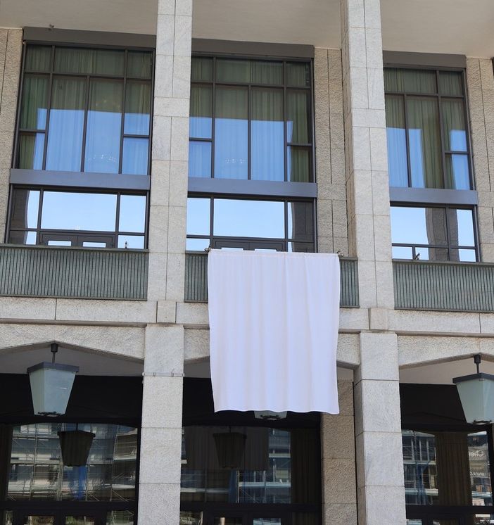 Lenzuolo bianco a Palazzo regionale per la Giornata della Legalità